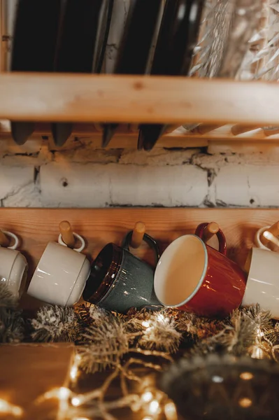 Veel Mokken Gezellige Houten Keuken Kerststemming Verticale Selectieve Focus Stockfoto