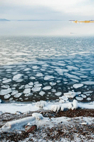Холодное Море Покрытое Необычными Маленькими Круглыми Сосульками Тающий Лед Море — стоковое фото