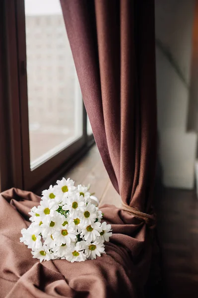 Букет Белых Цветков Хризантемы Деревянном Темном Окне Весеннее Настроение Селективный — стоковое фото