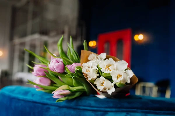 Селективные Букеты Разноцветных Тюльпанов Зелеными Стеблями Фиолетовые Белые Цветы Уютной — стоковое фото