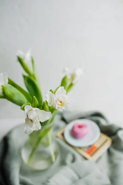 Селективный Фокус Букет Маленьких Белых Открывающихся Тюльпанов Зелеными Стеблями Прозрачной — стоковое фото