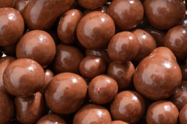 Detaylı ve büyük boy çikolata kaplı yaban mersini..