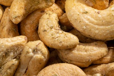 Ayrıntılı ve yakın çekim kavrulmuş kaju fıstığı.