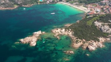 Sahil, deniz ve Sardunya adaları. Porto San Paolo, İtalya.