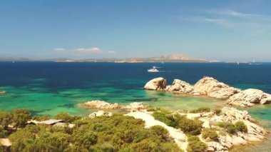 Sahil, deniz ve Sardunya adaları. Porto San Paolo, İtalya.