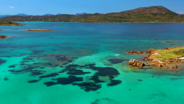 La costa, el mar y las islas de Cerdeña. Porto San Paolo, Italia. — Vídeos de Stock