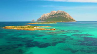 Sahil, deniz ve Sardunya adaları. Porto San Paolo, İtalya.