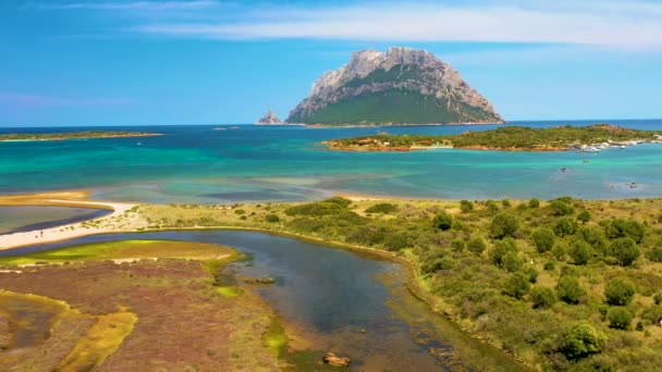 Pobřeží, moře a ostrovy Sardinie. Porto San Paolo, Itálie. — Stock video