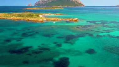 Sahil, deniz ve Sardunya adaları. Porto San Paolo, İtalya.