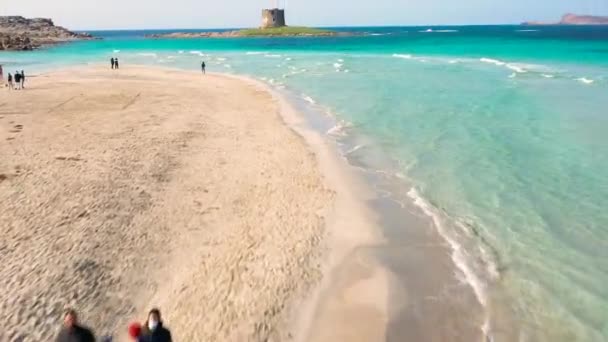 Flygfoto 4K video av nuraghe på en ö i Stintino, La Pelosa stranden i Medelhavet. Sardinien. — Stockvideo