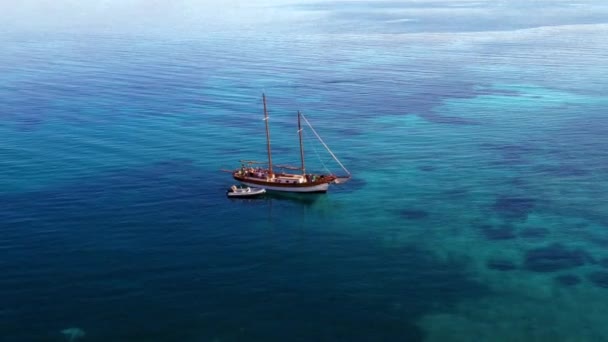 サルデーニャ島の旅客と水上ボートの空中ドローンショット — ストック動画