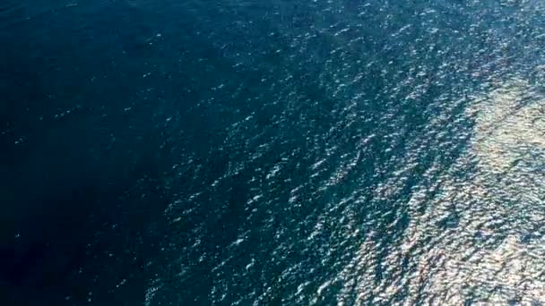 Золотой солнечный свет на море на закате — стоковое видео