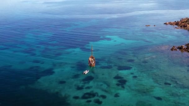 Dron aéreo disparado de barco flotante con turistas de pasajeros en Cerdeña — Vídeo de stock