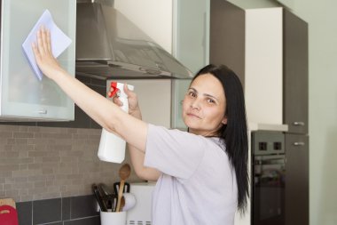 gülümseyen kadın mobilya Temizleme