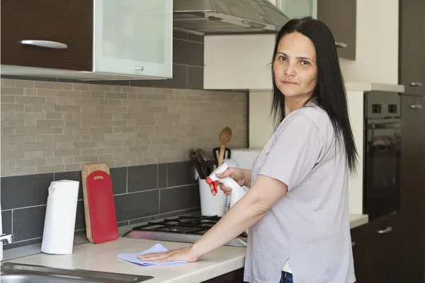 Mujer joven limpiando los muebles —  Fotos de Stock