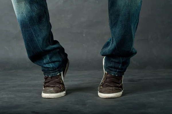 Man feet in jeans — Stock Photo, Image