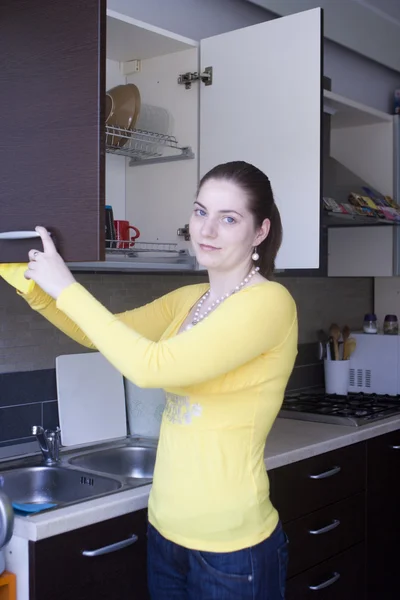 Chica atractiva limpieza en la cocina — Foto de Stock