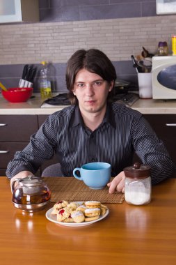 genç adam Mutfakta çay içme