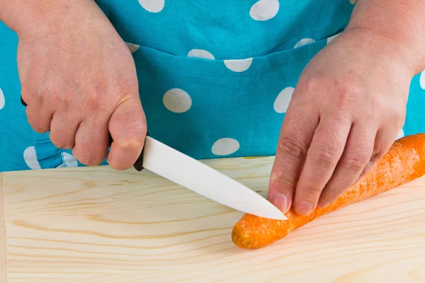 Casalinga che taglia carota — Foto Stock