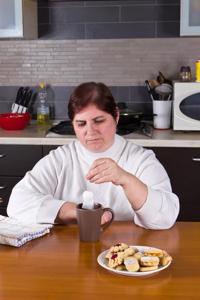 Žena středního věku, vaření čaje v kuchyni — Stock fotografie