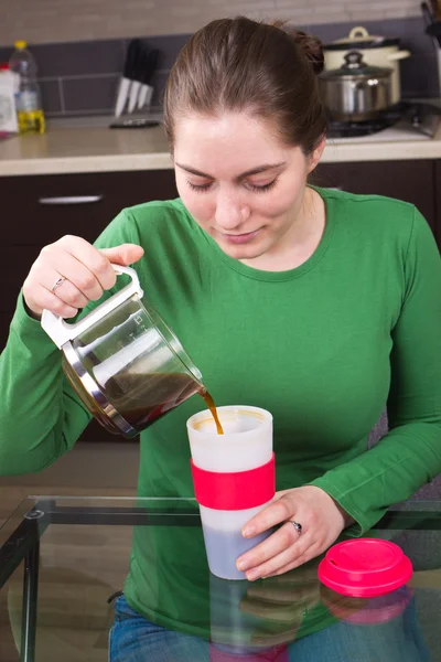 Young girl drinking coffee in kitchen — Stock Photo, Image