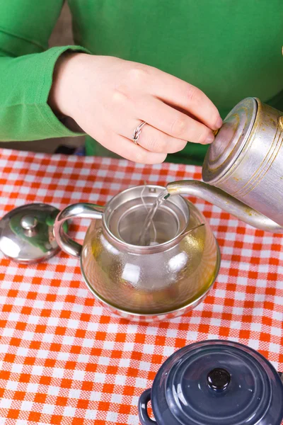 Chica joven haciendo té en la cocina —  Fotos de Stock