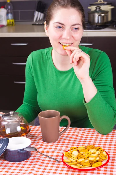 Young girl drinking tea at kitchen — Stock Photo, Image