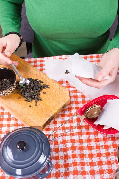 Jeune fille faisant du thé dans la cuisine — Photo