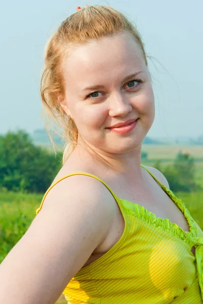 Ung flicka på landsbygden i solig dag — Stockfoto
