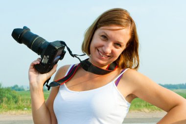 有吸引力的女摄影师用相机