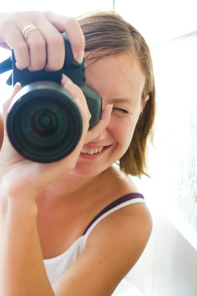 Attraente fotografo femminile con fotocamera — Foto Stock