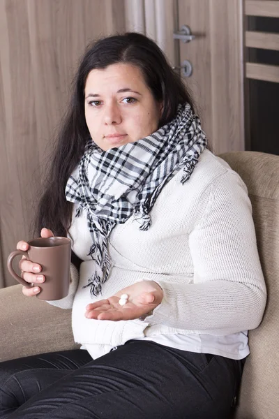 Jovem com frio em casa — Fotografia de Stock