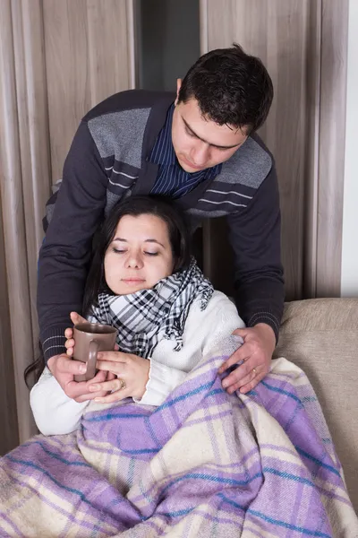 Man hjälpa sin sjuka fru med influensa — Stockfoto
