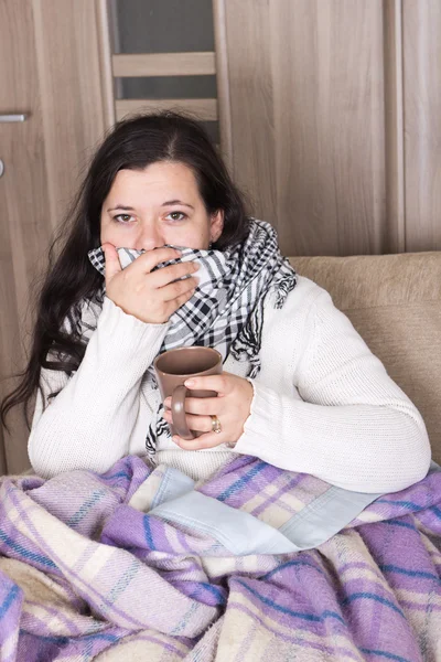 Mujer joven con frío en casa —  Fotos de Stock