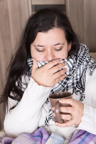 Mujer joven con tos fría y pesada en casa —  Fotos de Stock