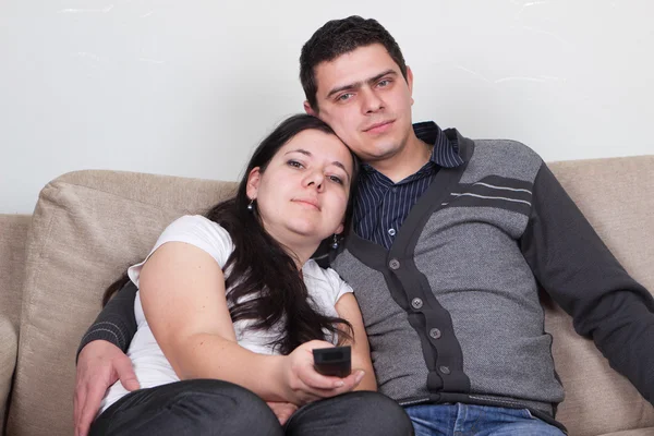 年轻夫妇在家里看电视 — 图库照片