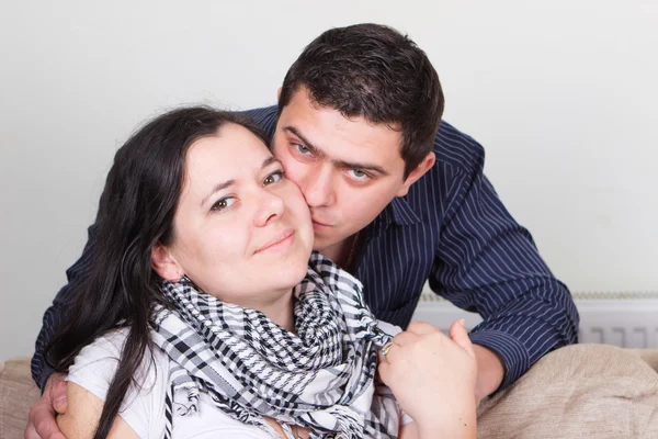 Jonge familie paar verliefd — Stockfoto