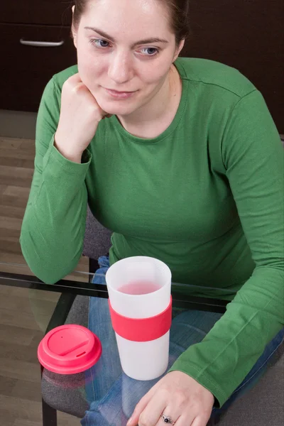 부엌에서 커피를 마시는 젊은 여자 — 스톡 사진