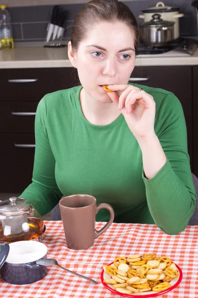 年轻的女孩在厨房里喝着茶 — 图库照片