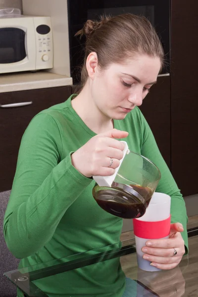 Menina sonolenta derramando café na xícara — Fotografia de Stock