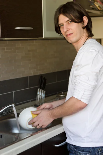 Joven lavando platos —  Fotos de Stock