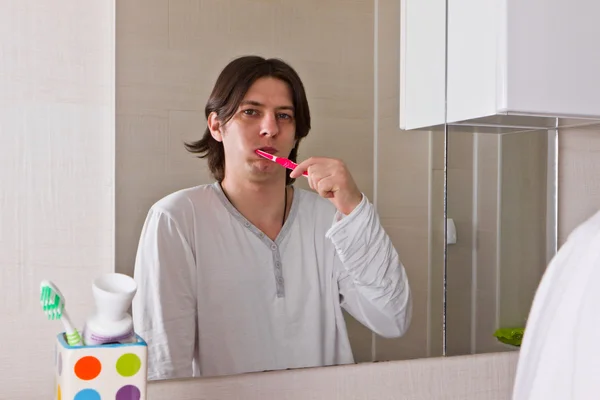 Muž čistí zuby — Stock fotografie