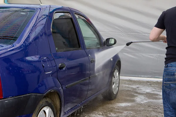 Mann wäscht Auto — Stockfoto