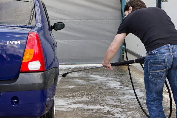 Man washing car — Zdjęcie stockowe