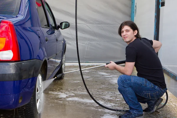 Hombre lavado coche — Foto de Stock