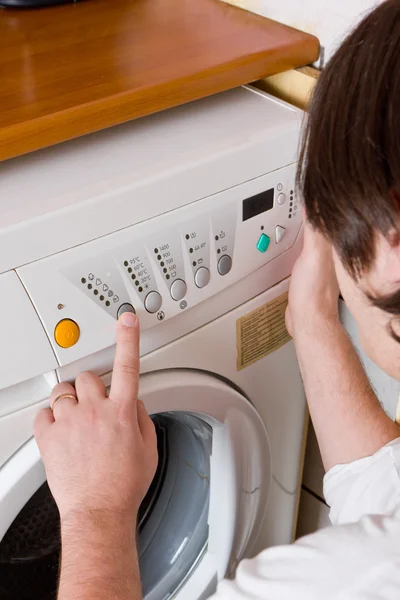 Joven haciendo la colada en casa — Foto de Stock