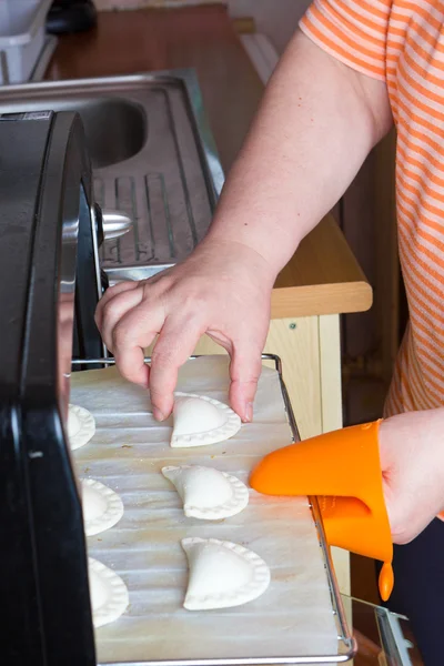 Donna pasticceria da forno a casa — Foto Stock