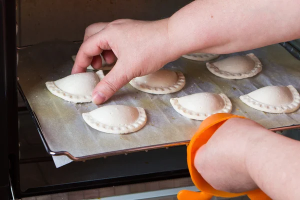 Donna pasticceria da forno a casa — Foto Stock