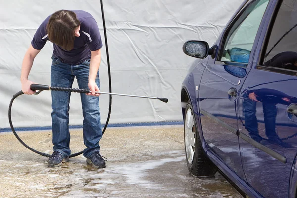 Man zijn auto bij self service station wassen — Stockfoto