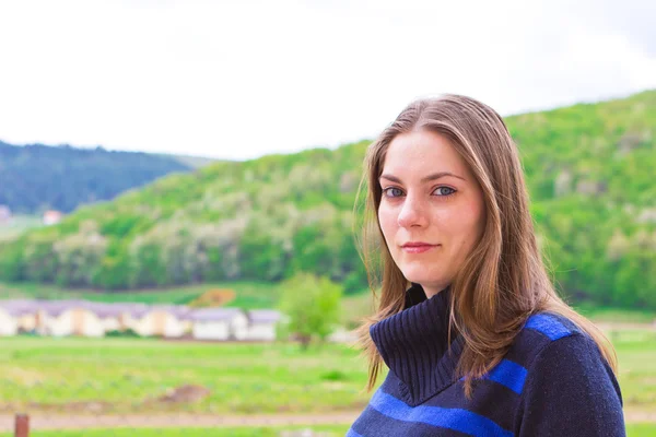 Linda chica en el campo — Foto de Stock